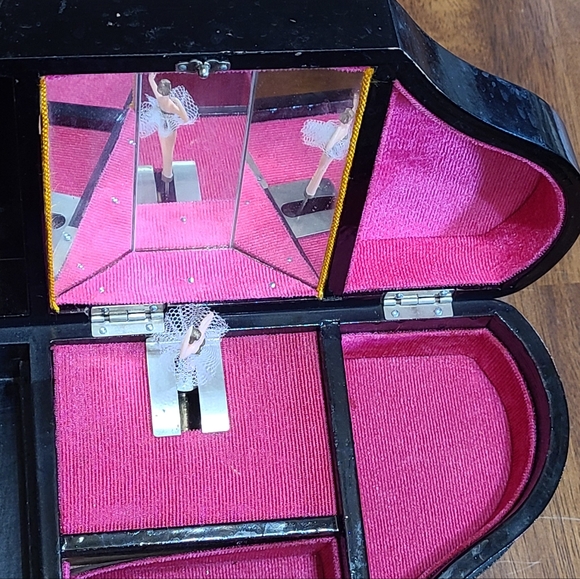 Vintage Japanese handpainted black lacquer jewelry music box. - Picture 4 of 9